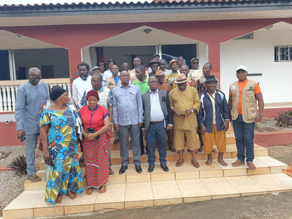 Photo de famille avec la population de n'gatty et alaba